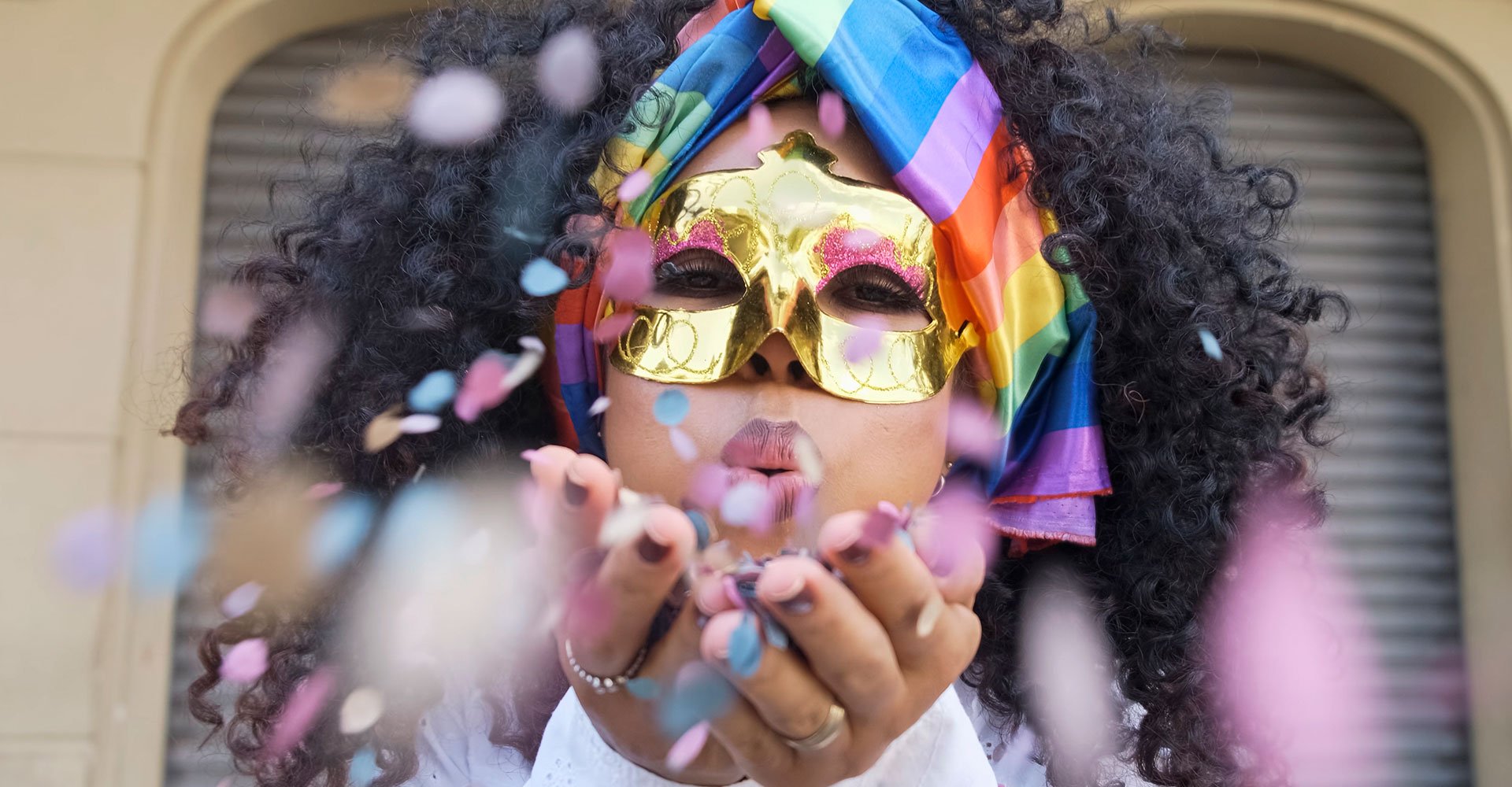 Modelo branca com trança em cabelo semi preso